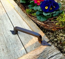 Eisengriff geschmiedet wie antik für mittelalterlichen Tore, Stalltüren, Haustür