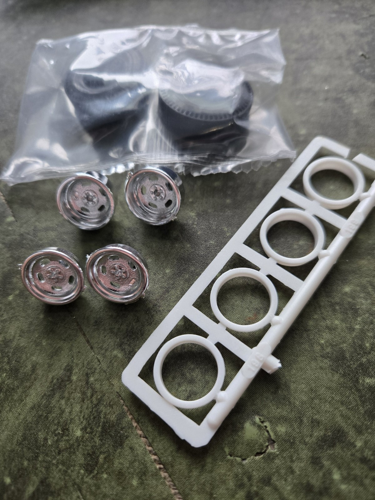 AMT/ERTL 1/25 1962 Corvette Parts Pair Slicks & Custom Wheels  STK C62X-image