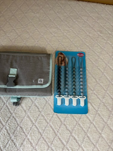 Munchkin Antimicrobial Diaper Changing Kit XL 12 Disposable Bags/4 Pacifier Clip - Picture 3 of 18