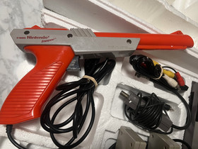 Nintendo NES Action Set w/ Box Zapper 2 Controllers + Mario Duck Hunt CIB