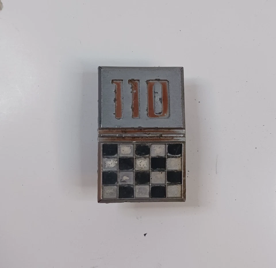 Chevrolet Corvair Monza 110 1966-1969 emblema de la tapa del motor Chevy OEM #3872034 Foto 4 de 4