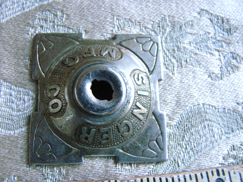 Antigua máquina de sierra Singer vintage anillo de níquel cajón tirar herrajes PARTE - Imagen 1 de 3