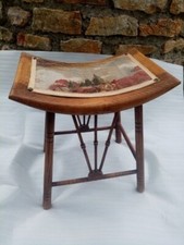 Tabouret ancien Bois Chêne Assise Forme Incurvée Recouvert Tapisserie Clou Doré