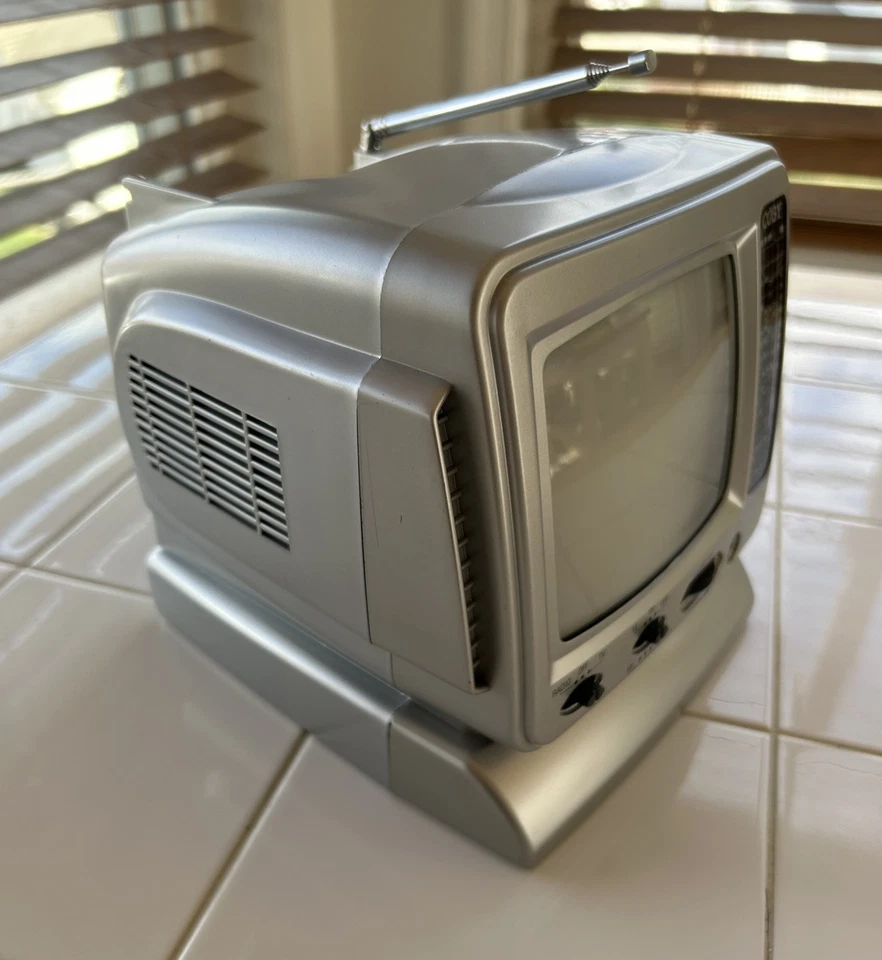 Televisión portátil COBY CX-TV1 5" en blanco y negro - Radio AM/FM (sin cable de alimentación) Foto 4 de 4