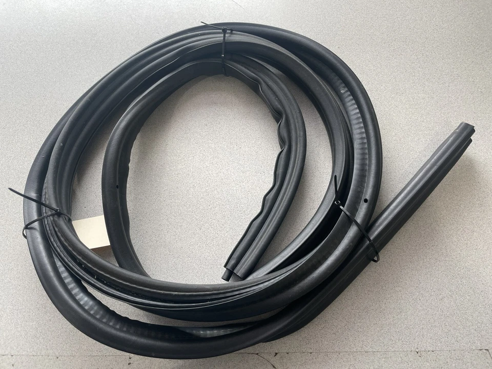 1996-2002 BMW Z3 ROADSTER E36/7 ~ TRUNK LID GASKET ~ 51718397644 - Image 2 of 4