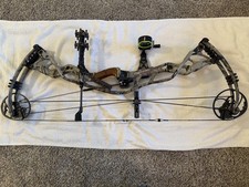 Hoyt Carbon Defiant Compound Bow RH 65# 29” Draw – Carbon Fiber – Ready to Shoot