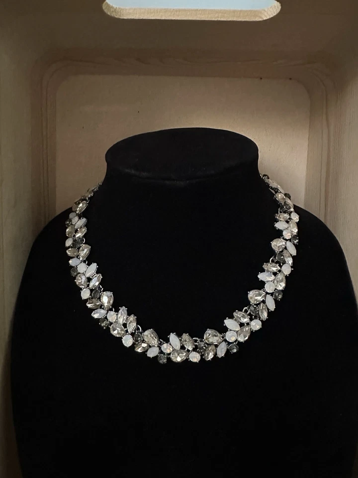 Collar Ann Taylor Loft Racimo de Cristal Estrás Gris Claro Tono Plateado Foto 2 de 4