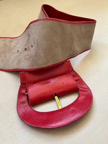 Donna Karan Cintura Vintage in Pelle Rossa con Fibbia Oversize in Pelle Rossa 1990 - Foto 3 di 5