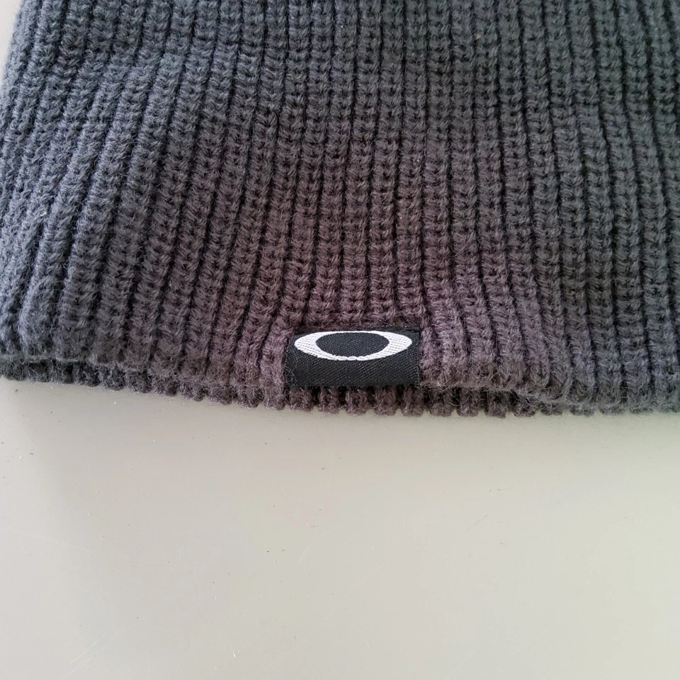 Gorra de invierno Oakley Pom Pom tejida gris talla única para la mayoría de las mujeres logotipo "O" usada en excelente estado Foto 3 de 4