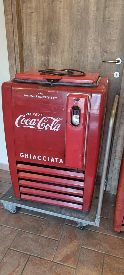 GHIACCIAIA POZZETTO COCA COLA COCACOLA FRIGO FRIGORIFERO MAJESTIC ANNI 60 FUNZIO - Immagine 2 di 4