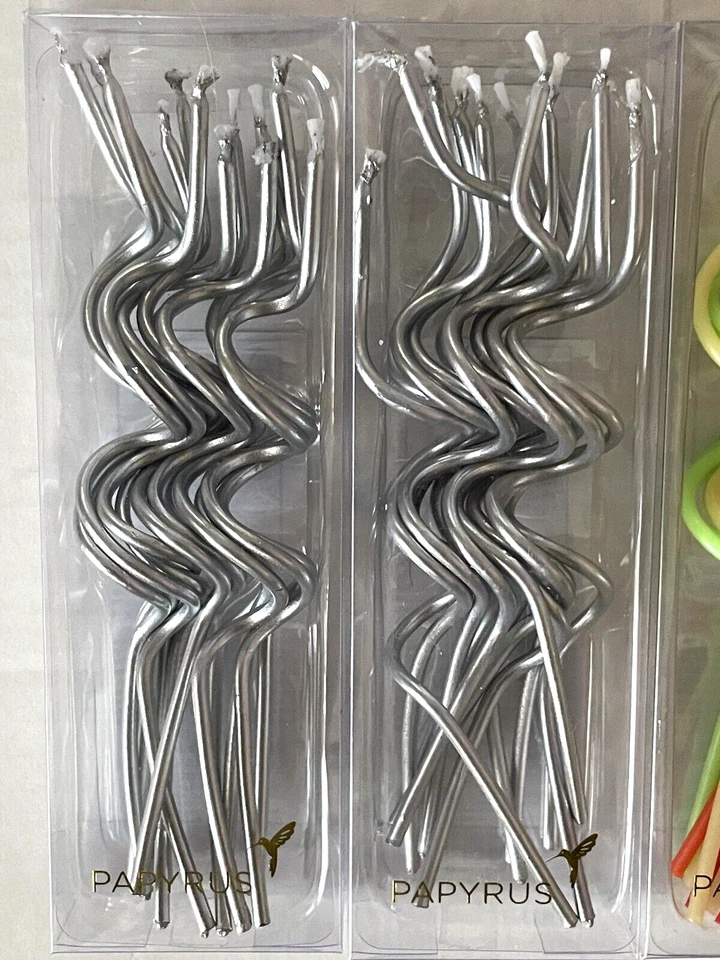 Lote de 4 velas de cumpleaños o de aniversario de papiro multicolor y plateadas Foto 2 de 4