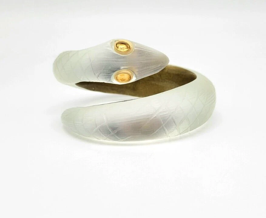 Brazalete Alexis Bittar transparente tallado Lucita serpiente envolvente con cristales de Swarovski