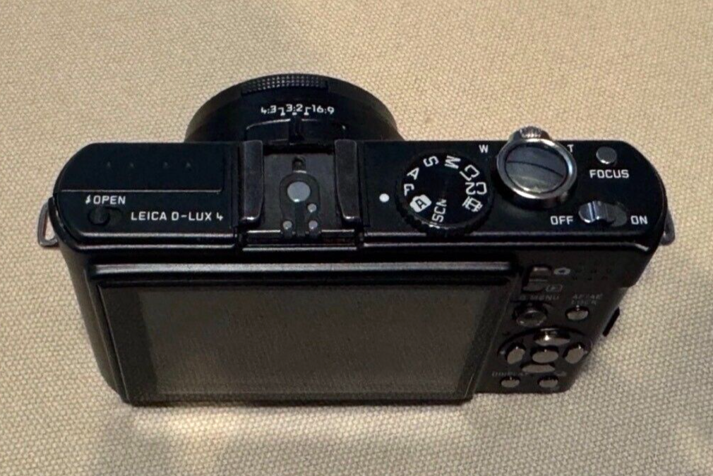 Exc+4 wz/Charger] Leica D-LUX 4 10.1MP Compact Digital Camera