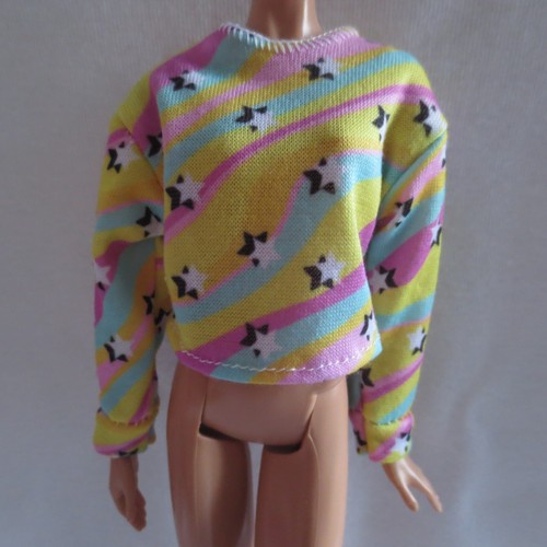 NUOVO! 2023 Barbie Bambola Rosa Giallo Blu Stelle Felpa Top Fashionista Abbigliamento - Foto 2 di 3