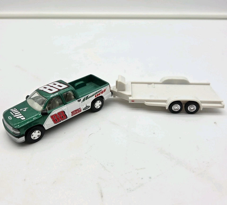 Camioneta pickup Dale Earnhardt Jr. #88 AMP Energy con remolque para carros - escala 1:64 Foto 2 de 4