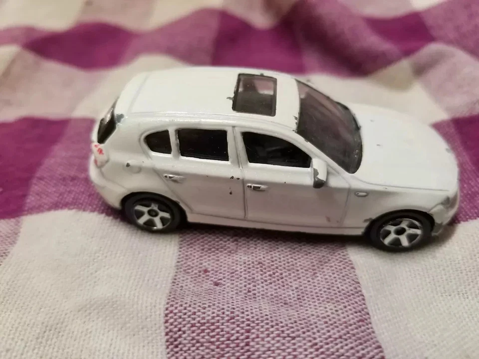 Auto giocattolo BMW Serie 1 bianca E87 Majorette 244C scala 1/58 - Immagine 3 di 4