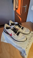 Weiße Nike Air Zoom Laufschuhe mit roten Details