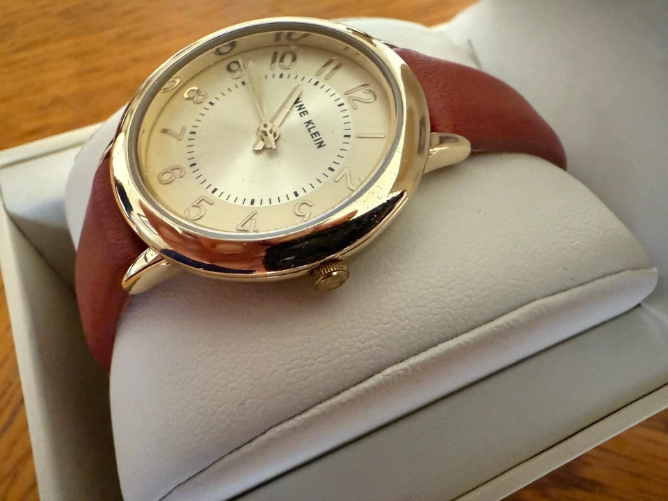 Reloj de Vestir Anne Klein AK/3154CHHY Necesita Batería Nueva Foto 3 de 4