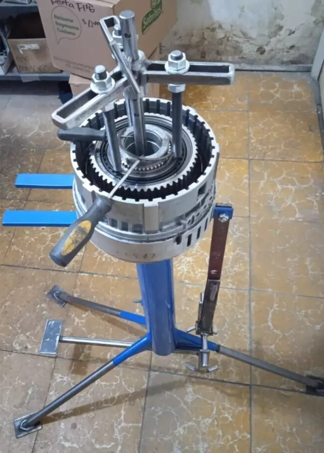 Transmission cheap spring compressor