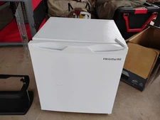 Frigidaire 1.6 cu ft Mini Fridge - white.*** PRISTINE***