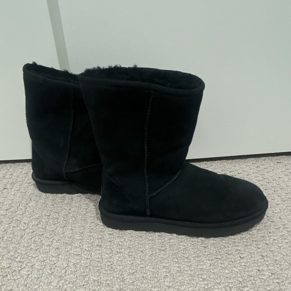 UGG Classic Short Women’s Black Suede Sheepskin Lined Boots US 9 EU 40 UK 7.5