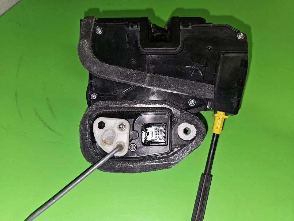 Cadillac XTS 2013-2019 actuador de cierre de cerradura de puerta delantera derecha OEM Foto 2 de 4