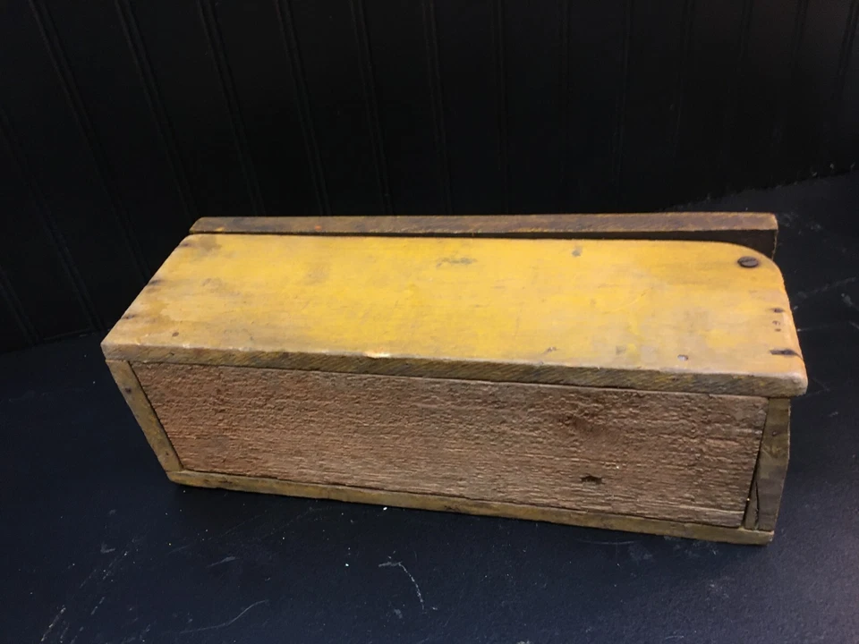 Caja de herramientas de tractor de madera vintage granja John Deer caja de herramientas amarilla 13,5 pulgadas x 5 pulgadas x 5 pulgadas Foto 4 de 4