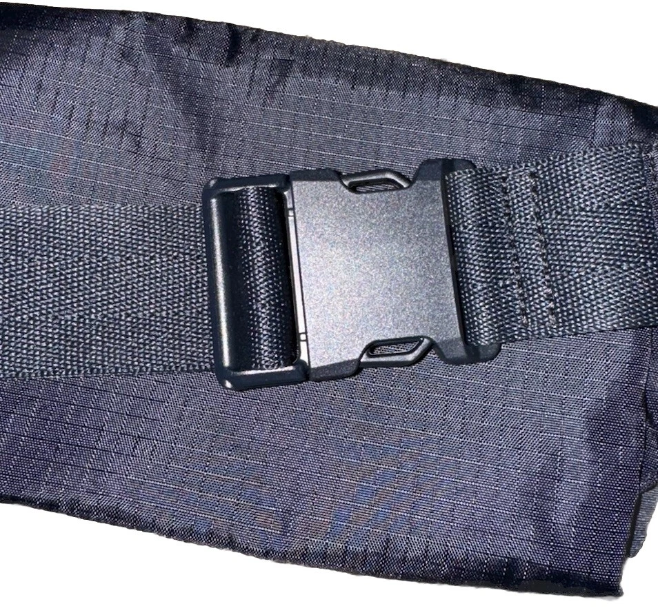 Riñonera Bandolera LeSportsac Negra Tech NUEVA Foto 4 de 4