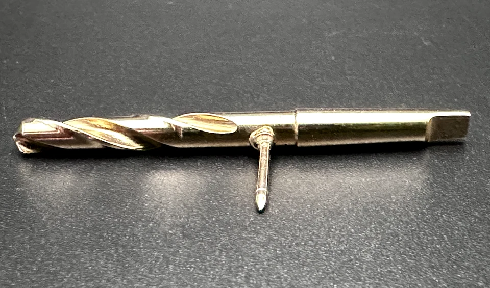 PIN DE CORBATA LETRA C LOGOTIPO BROCA TONO DORADO VINTAGE - K959 Foto 3 de 4