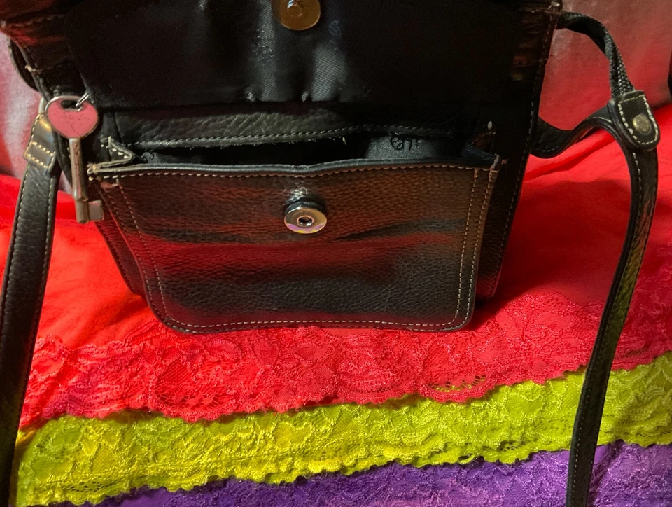 Fossil 复古黑色卵石纹皮革白色缝线拉链单肩包斜挎包 — 第 4/4 张图片