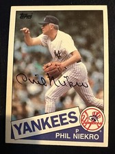 Top 10 Phil Niekro Baseball Cards 17