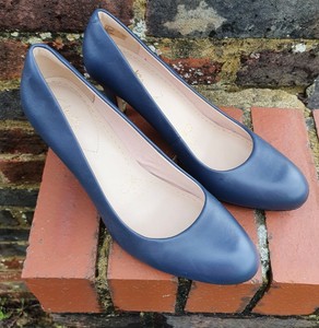 cushioned court shoes