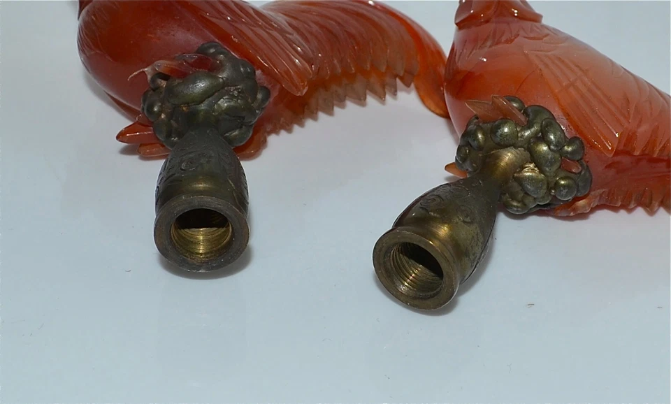 Excepcional par de antiguos remates de lámpara de gallo de cornalina tallada china Foto 3 de 4