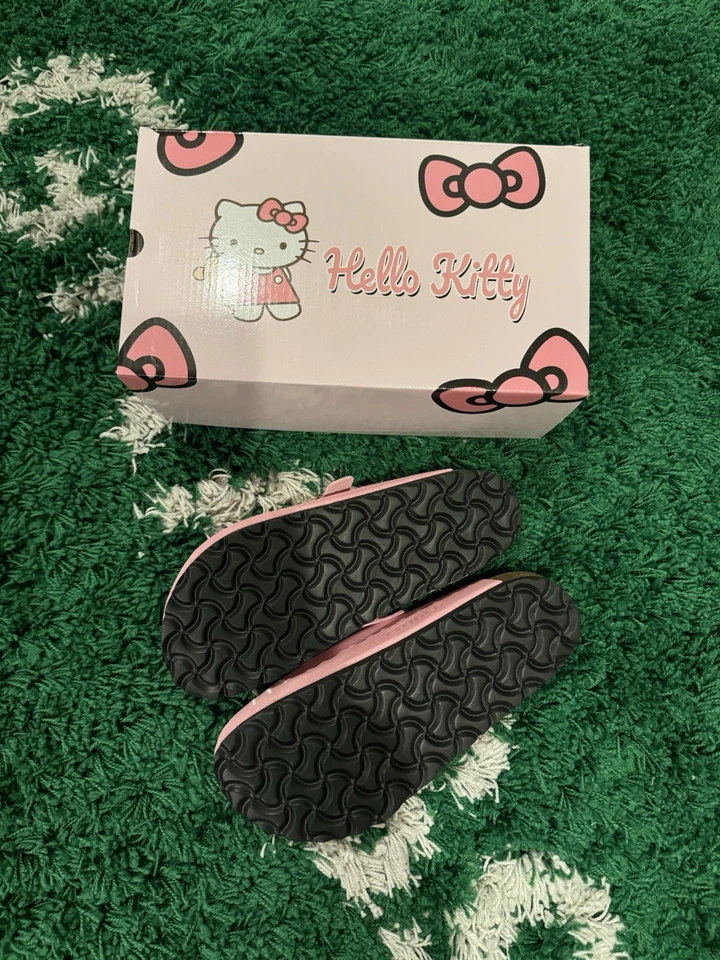 Hello Kitty Birkenstocks (6Y, 6.5Y, 7.5Y, 8) Foto 2 de 2