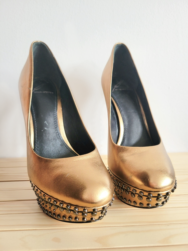 Brian Atwood Finvarra Italian Leather Gold Metallic Stud Platform Pumps sz 6-6.5 - Picture 5 of 8