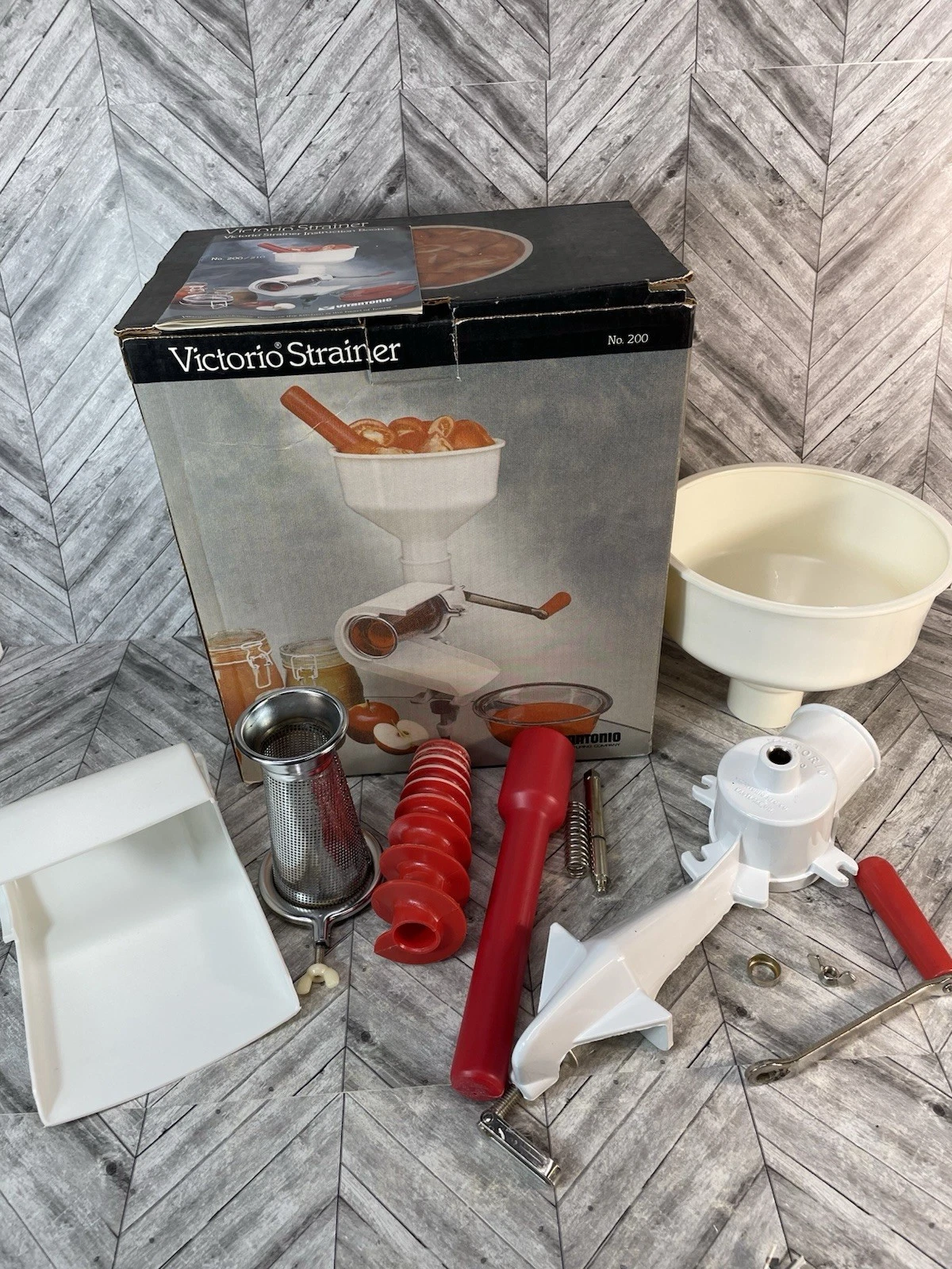 VICTORIO Model 200 Food Strainer Sauce Maker Hand Crank Vitantonio Mfg Vintage