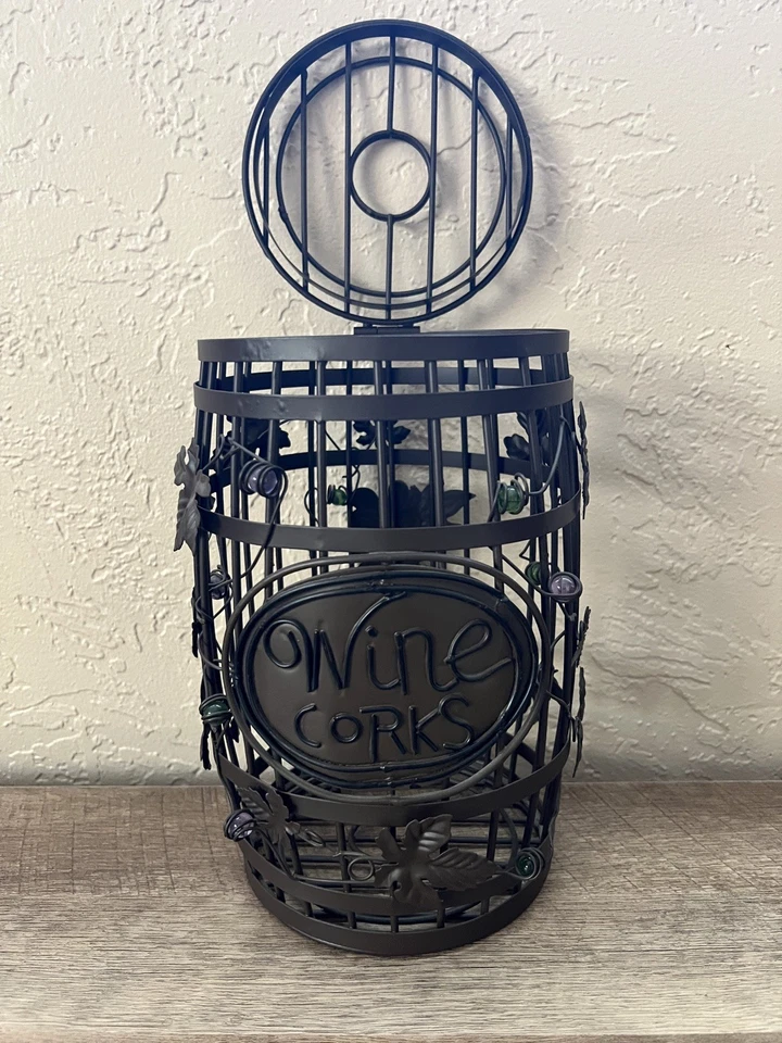 Soporte de corcho Epic Wine jaula de barril de metal con vid y cuentas para coleccionistas de corcho Foto 2 de 4
