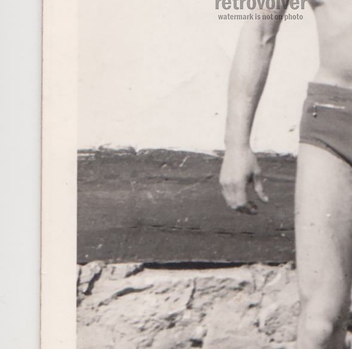 Cariñoso guapo joven sin camisa bulto muscular baúles playa gay interior - Imagen 4 de 7