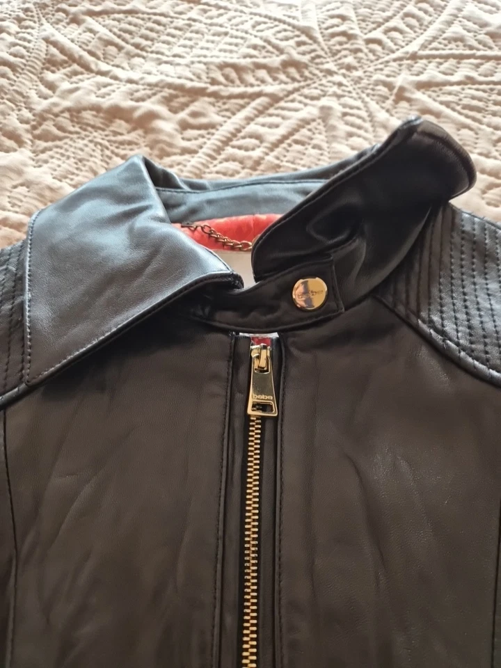 Jaqueta de couro preta Bebe com detalhes em tom dourado - Feminina tamanho pequeno - Imagem 3 de 4