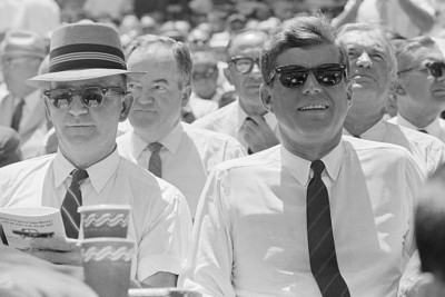 Washington Präsident Kennedy scheint sich zu amüsieren, wie er wa- 1962 4x6 Foto