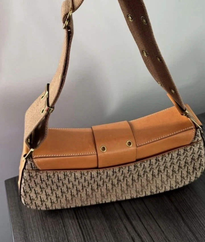 Esta é uma bolsa Columbus Vintage Christian Dior Street Chic em couro bege - Imagem 2 de 4