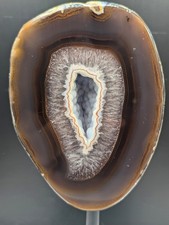 Große Achat Geode auf Ständer - 1,2kg - 22cm - Braun-Grau-Weiß - Kristallhöhle