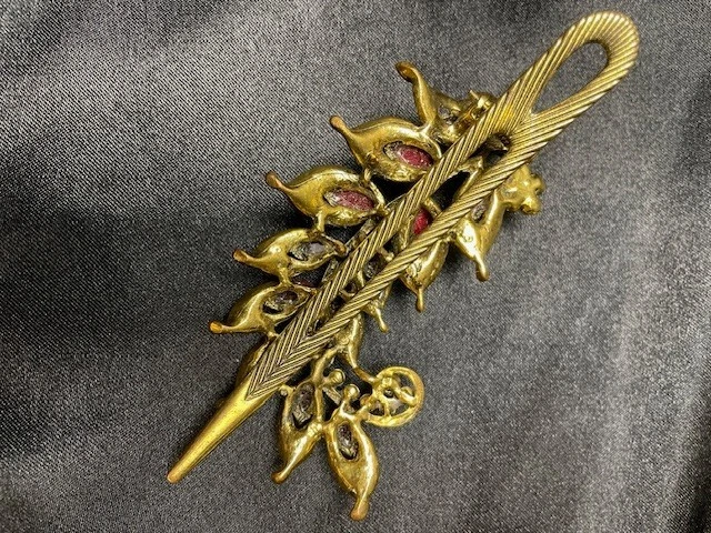 红色水钻乳白色 MCM 大号发夹 4.75 x 2.5 — 第 4/4 张图片