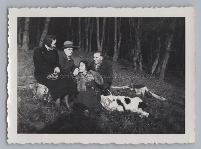 Liesen Hallenberg 1935 - People with Dog Resting at the Edge of Forest - Photo 1930s