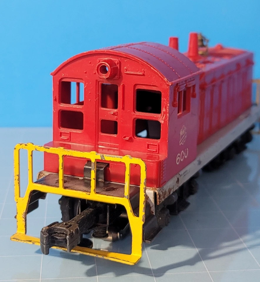 S01: Lionel No. 600 MKT Diesel Switcher 027 Engine Gray Frame Yellow Rails Runs! - Image 4 of 4