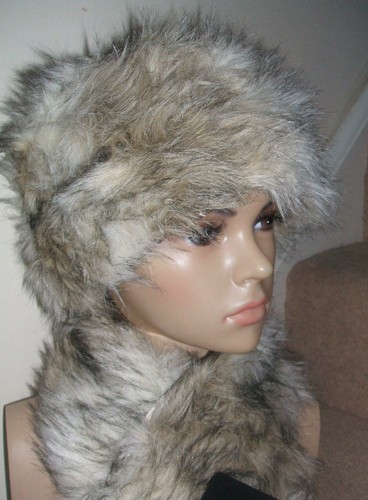 NEW LOOK BEIGE FAUX FUR DIVA COSSACK 