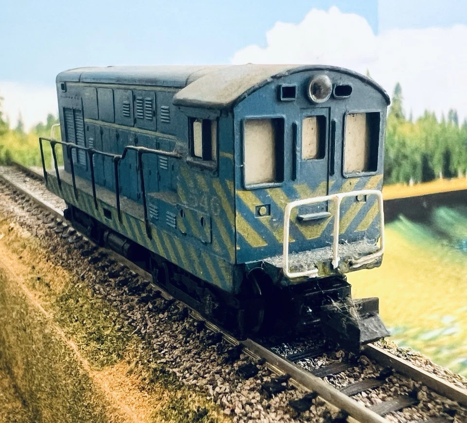 TRIX N scale Santa Fe Fairbanks-Morse H-12-44 diesel switcher train engine 546 - Image 4 of 4