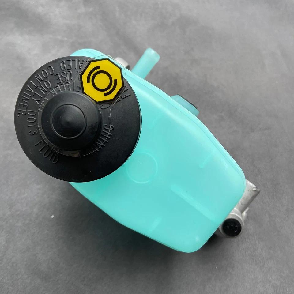 New 47201-60A00 Brake Master Cylinder Pump for Toyota Land Cruiser M/T 2007-2023 - Image 3 of 4