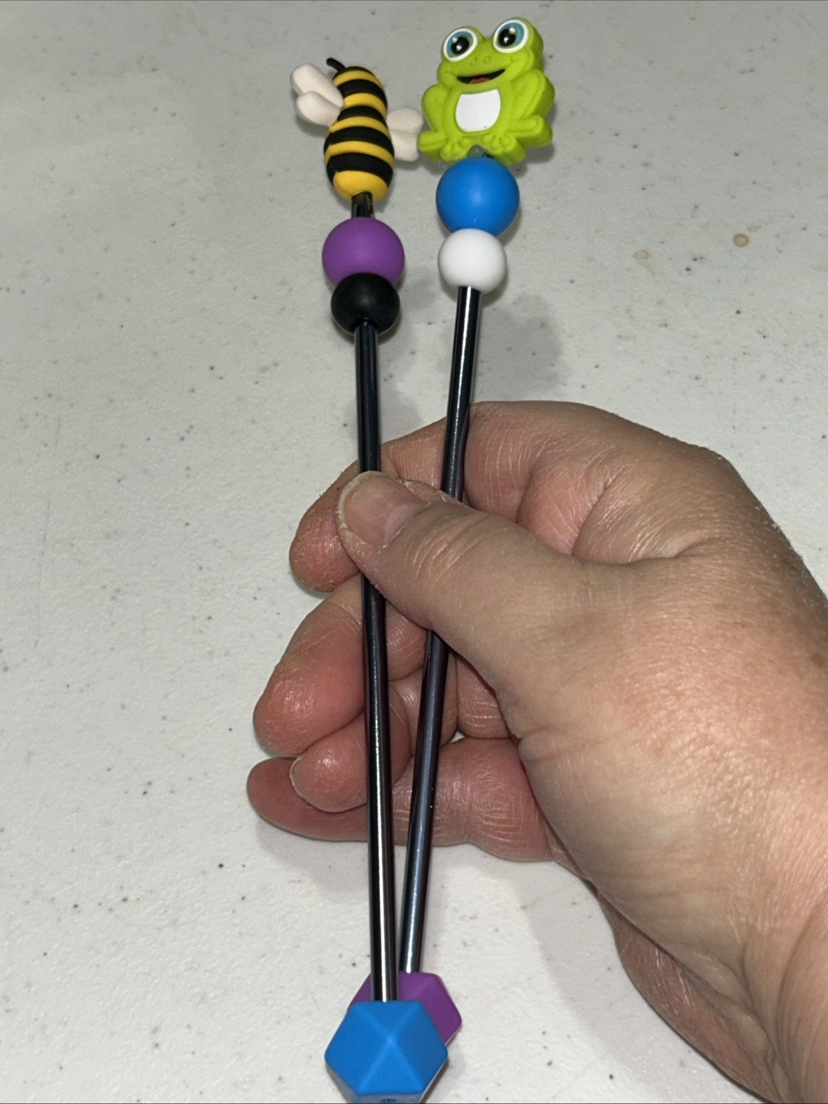 Juego de 2 palos estabilizadores amigurumi hechos a mano para tejer ganchillo abeja y rana nuevos