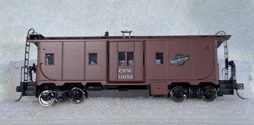 Athearn CNW Caboose - aufgerüstet, Markierungsleuchten, Metallräder, montiert